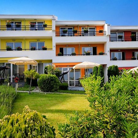 Stayinn Rainbow Houses Beachfront By Asteri Hotels ซันนีบีช ภายนอก รูปภาพ