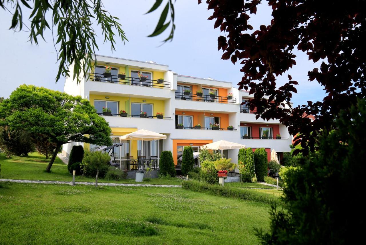 Stayinn Rainbow Houses Beachfront By Asteri Hotels ซันนีบีช ภายนอก รูปภาพ